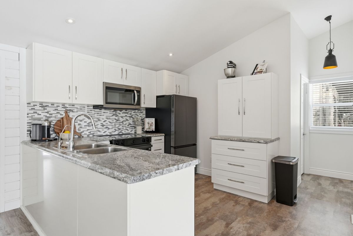 920 Barry Avenue 920 Barry Avenue Innisfil