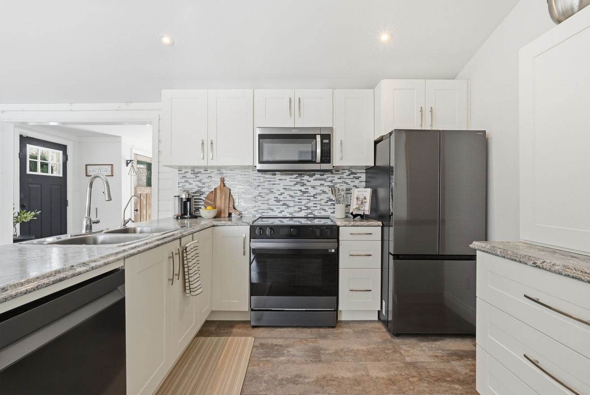 920 Barry Avenue 920 Barry Avenue Innisfil
