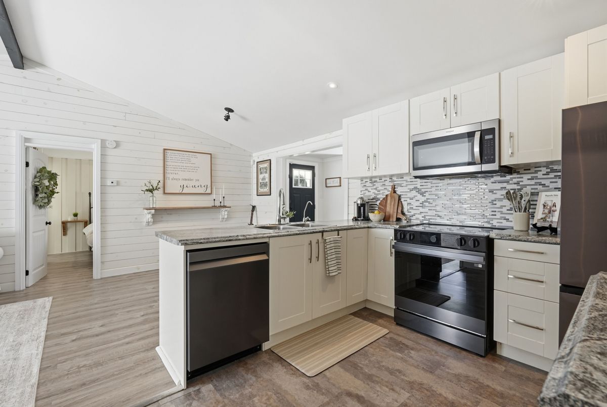 920 Barry Avenue 920 Barry Avenue Innisfil