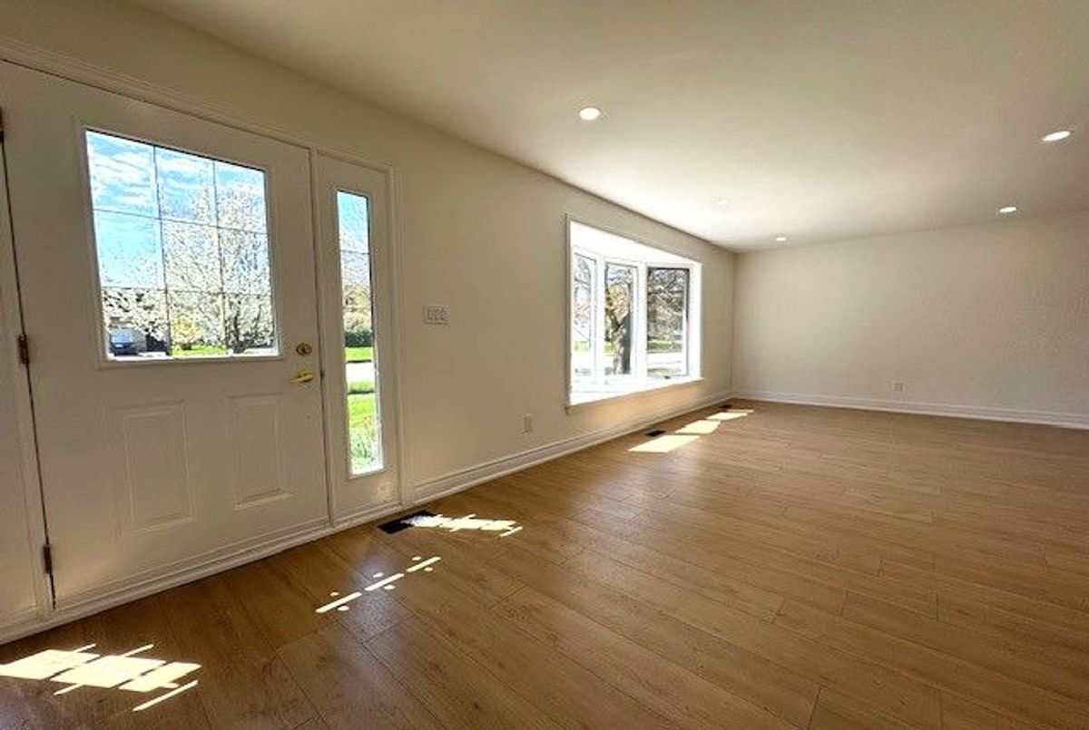 Main Floor-8 Devins Drive Main Floor-8 Devins Drive Aurora
