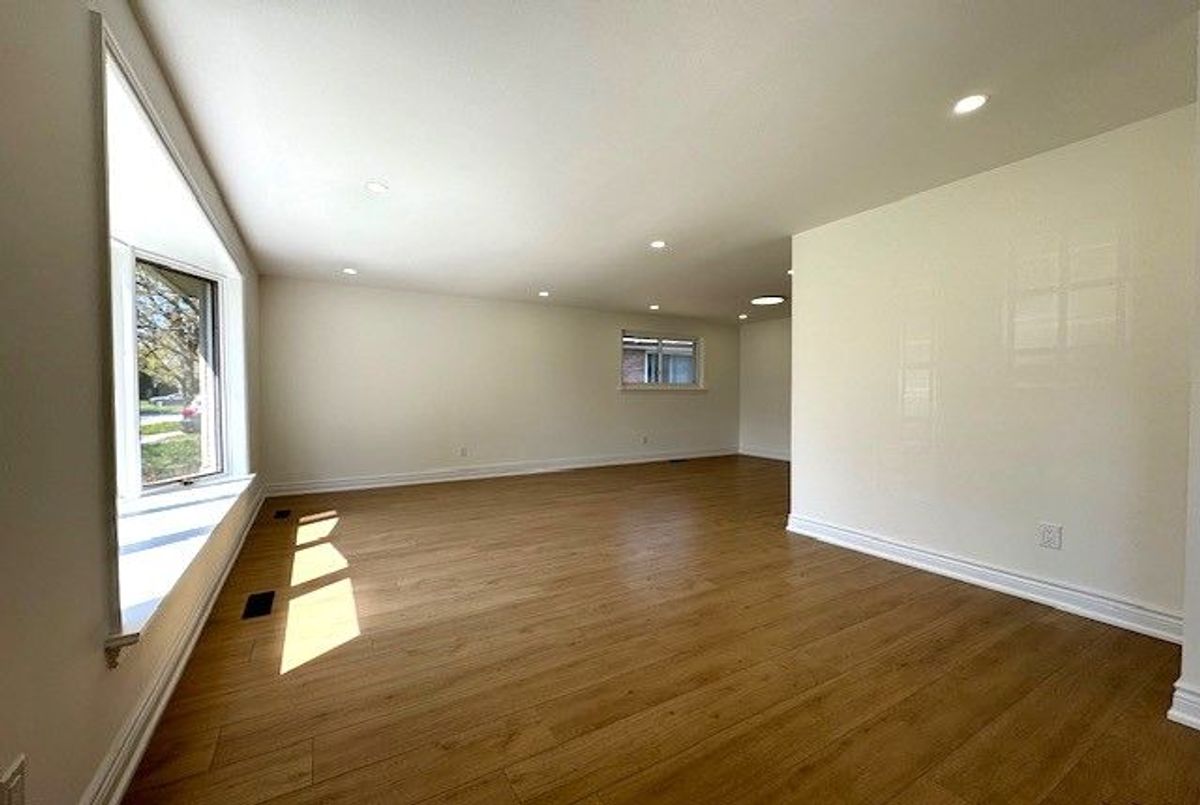 Main Floor-8 Devins Drive Main Floor-8 Devins Drive Aurora