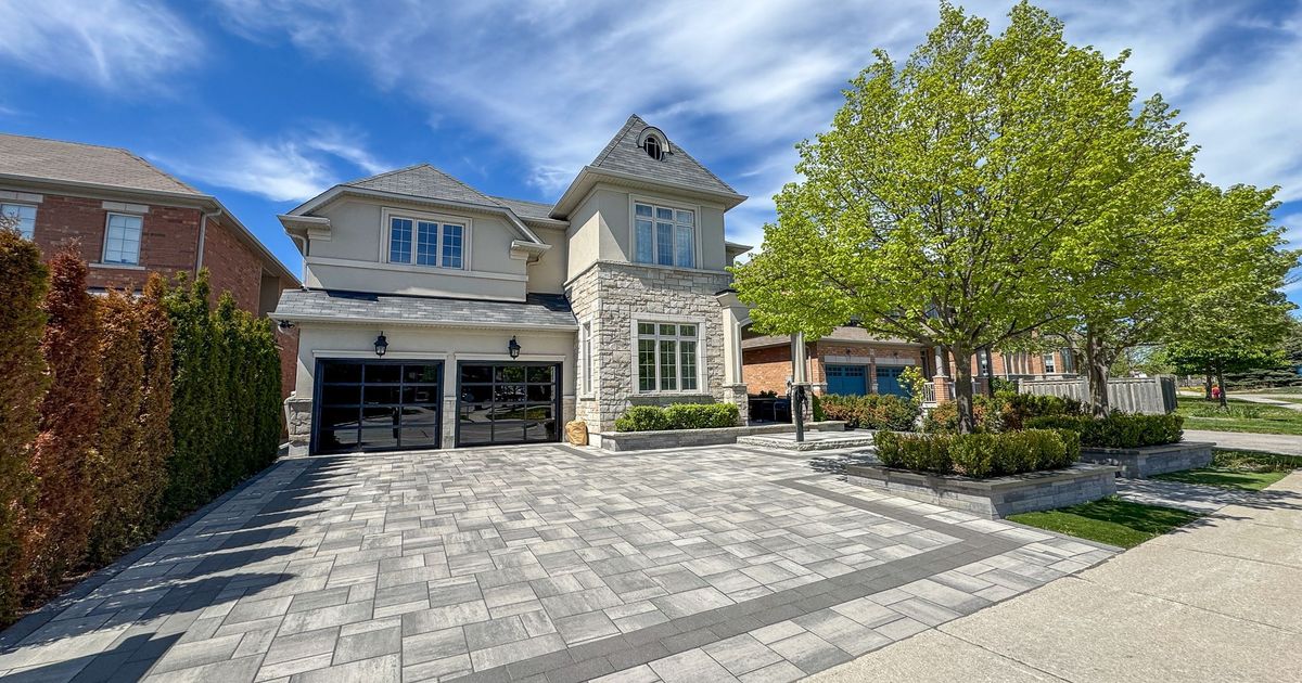 1135 Cenotaph Boulevard Newmarket