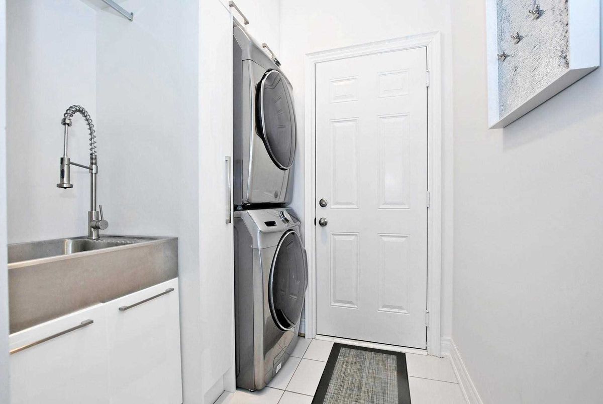 572 Somerville Dr 572 Somerville Dr Newmarket