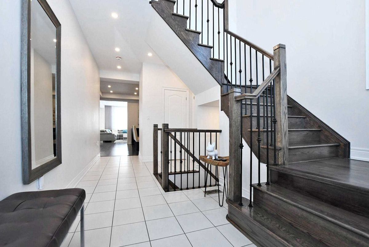 572 Somerville Dr 572 Somerville Dr Newmarket