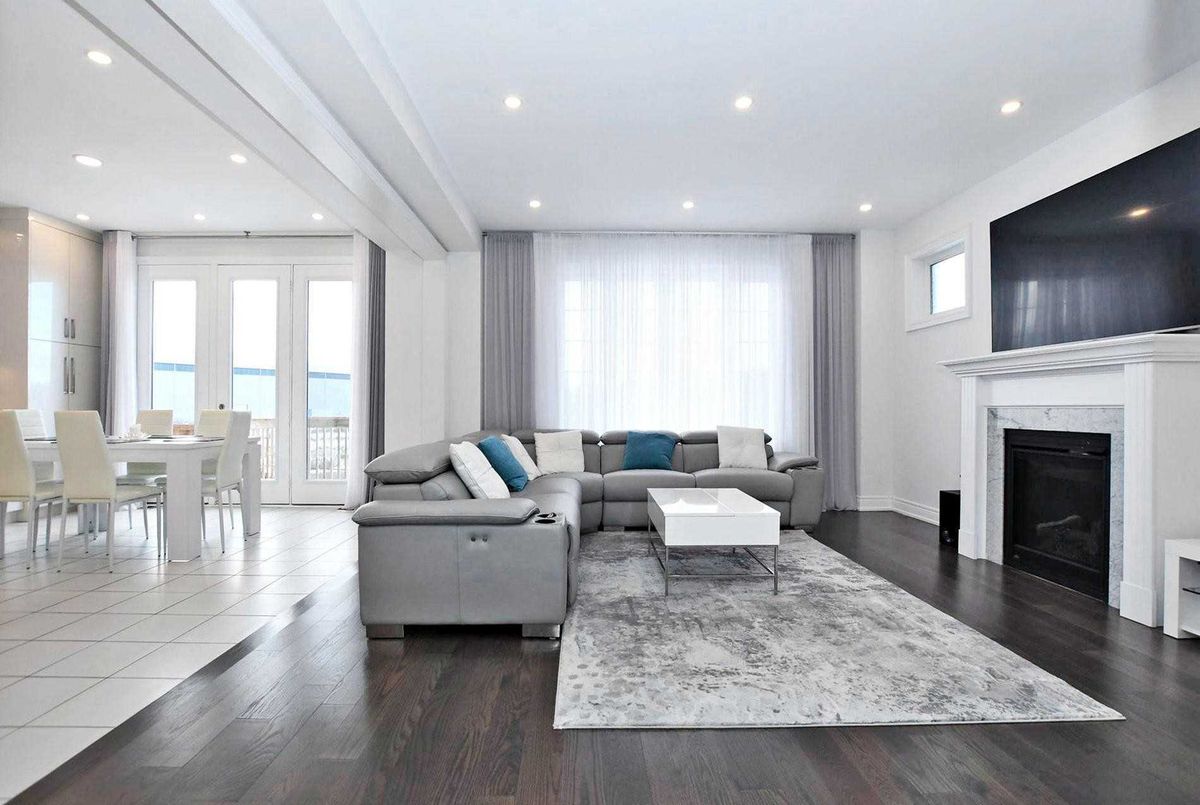 572 Somerville Dr 572 Somerville Dr Newmarket