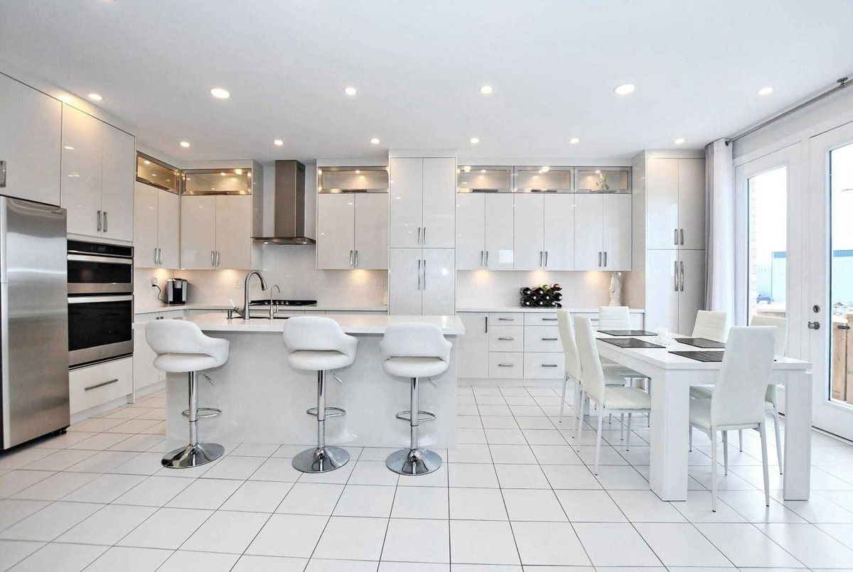 572 Somerville Dr 572 Somerville Dr Newmarket