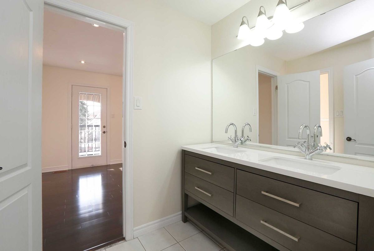 26 Bond Cres 26 Bond Cres Richmond Hill