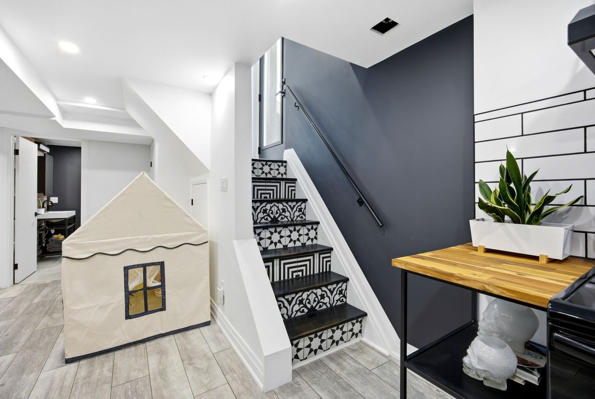 10 Dana Avenue 10 Dana Avenue Toronto W05