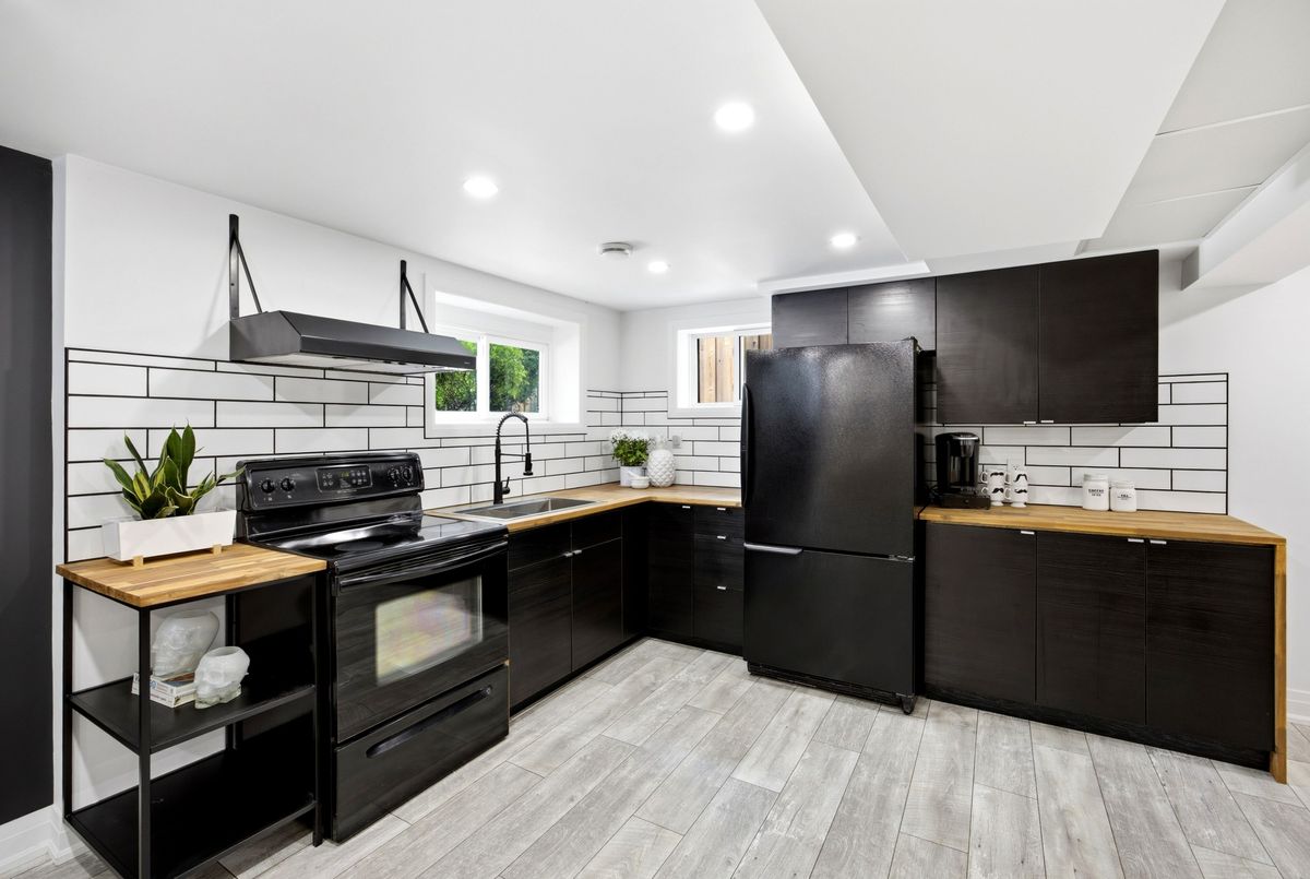10 Dana Avenue 10 Dana Avenue Toronto W05