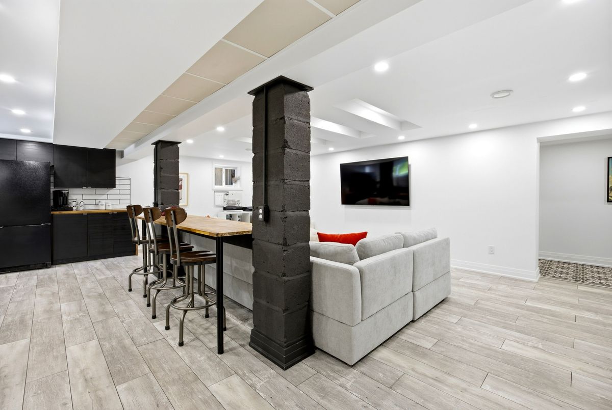 10 Dana Avenue 10 Dana Avenue Toronto W05