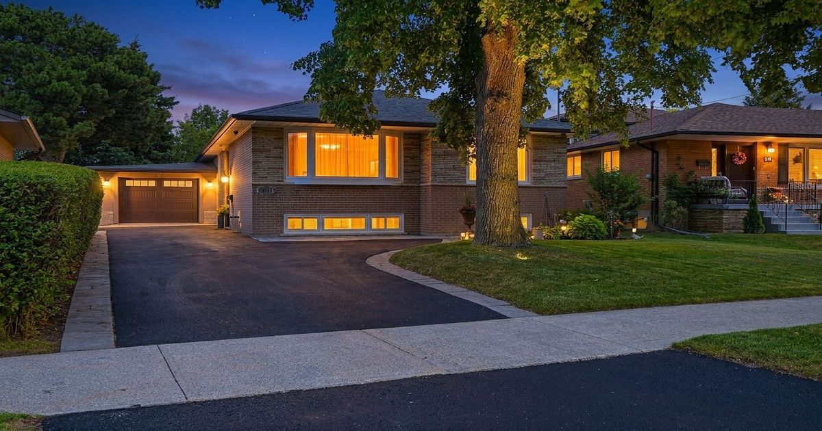 61 Robinglade Drive Toronto W08