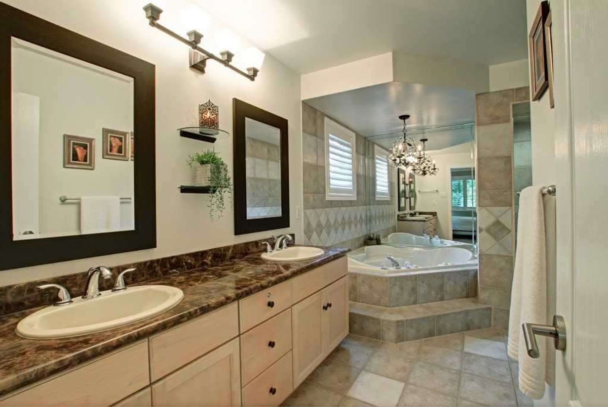 1091 Forestvale Dr 1091 Forestvale Dr Burlington