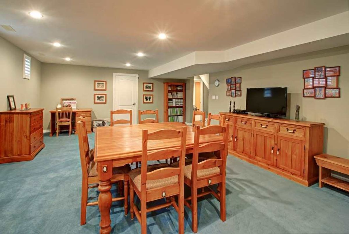 1091 Forestvale Dr 1091 Forestvale Dr Burlington