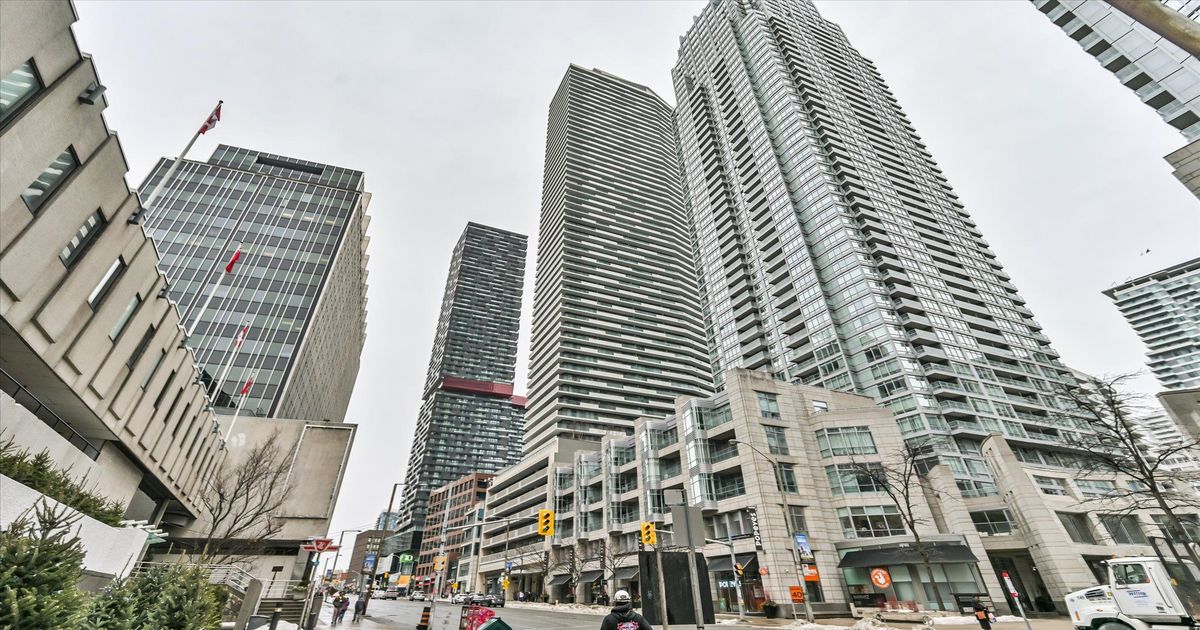 2221 Yonge Street Toronto