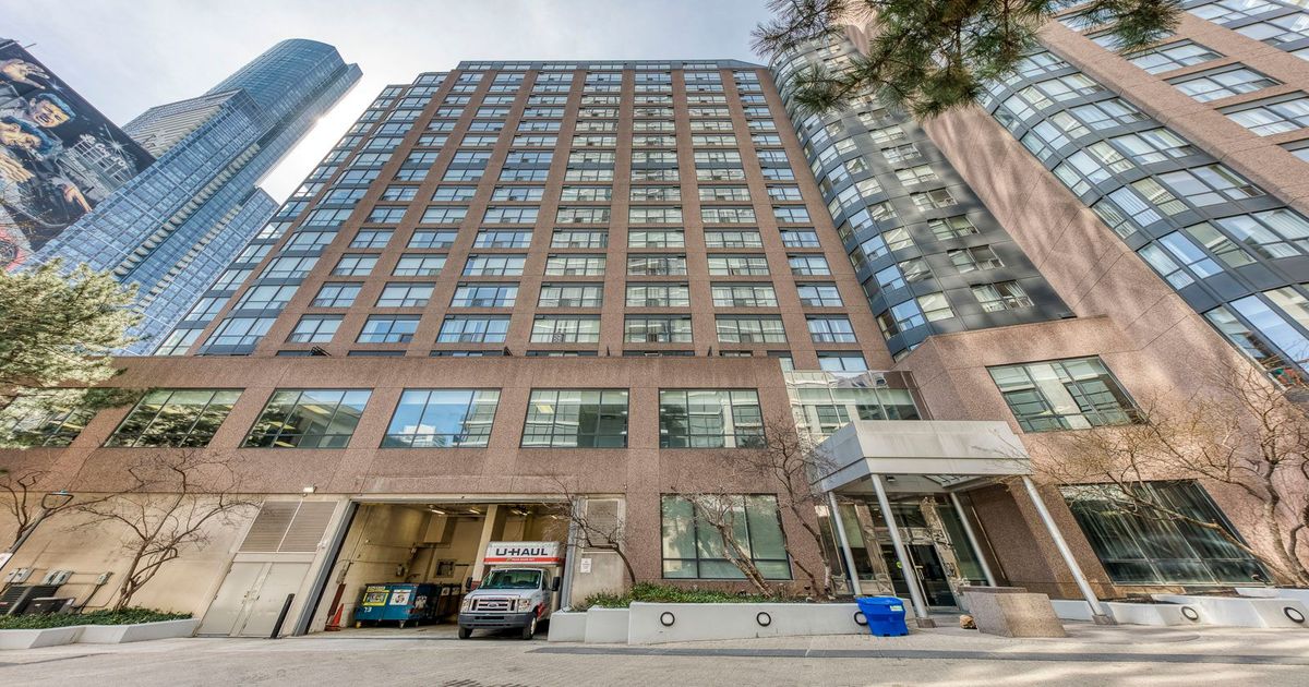 7 Carlton Street Toronto
