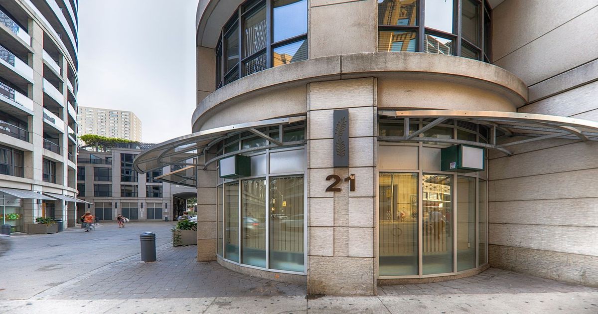 21 Carlton Street Toronto