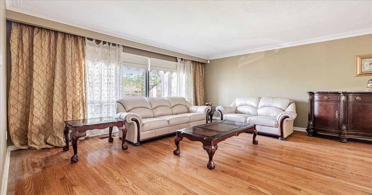 121 Charlton Boulevard Toronto