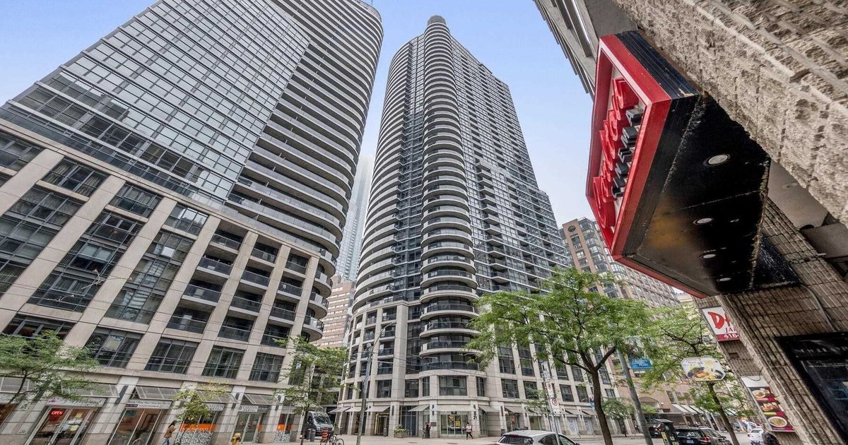 21 Carlton Street Toronto
