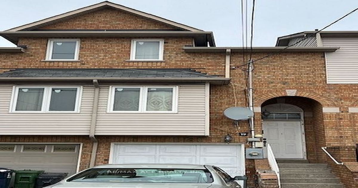 19 Warner Ave Avenue E Toronto
