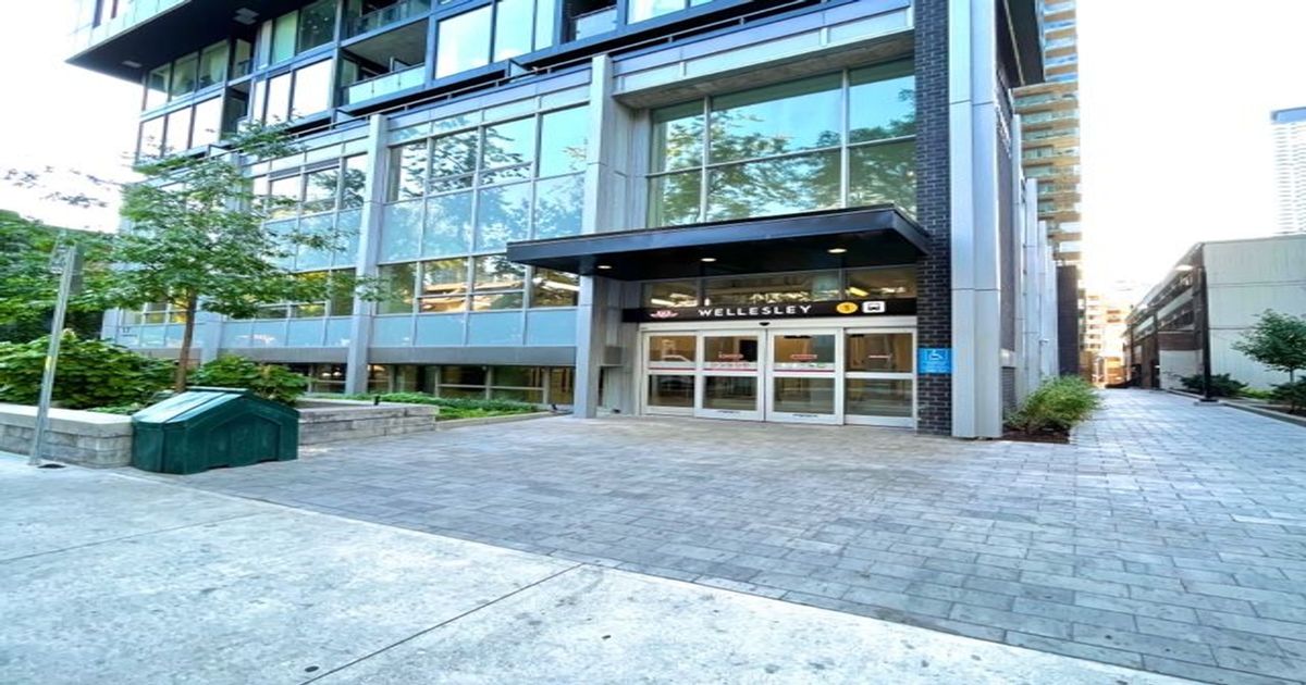 17 Dundonald Street Toronto