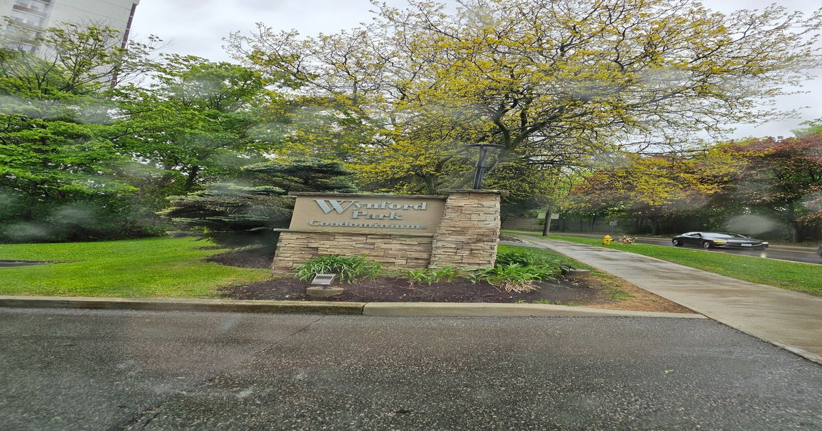 10 Edgecliff Golfway Toronto