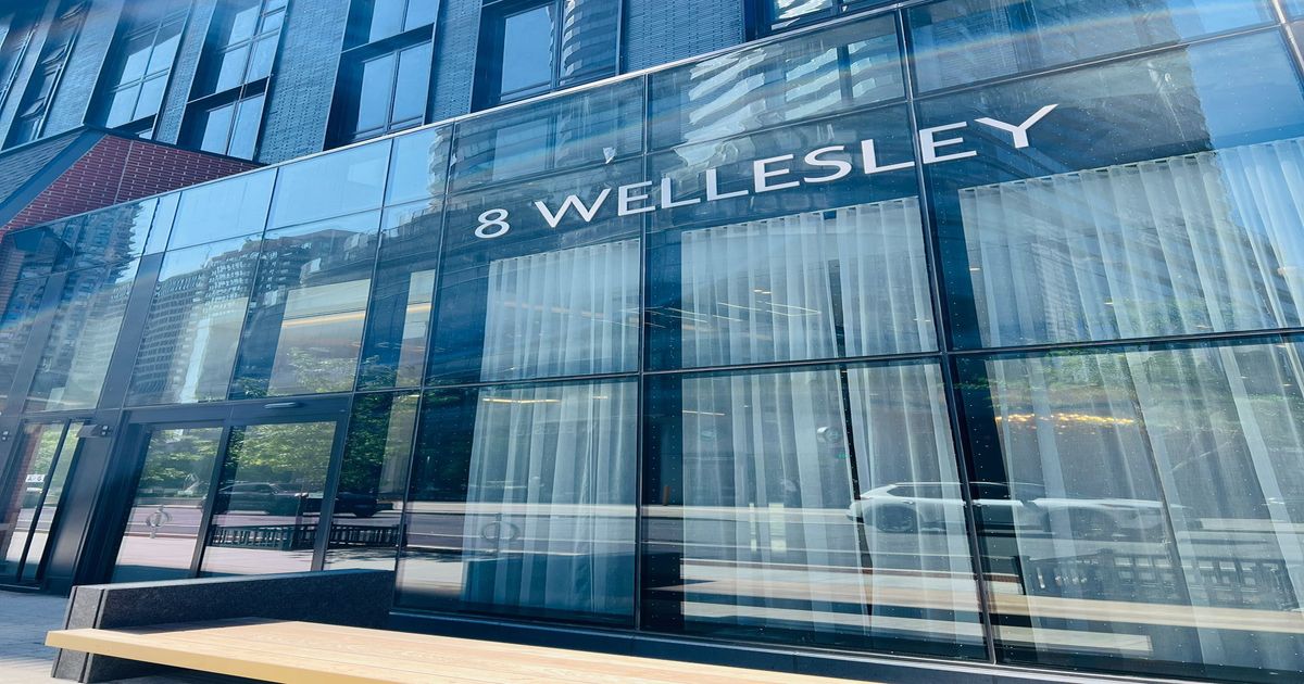 8 WELLESLEY Street W Toronto