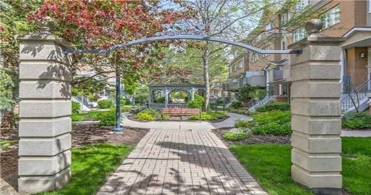 28 Sommerset Way Toronto
