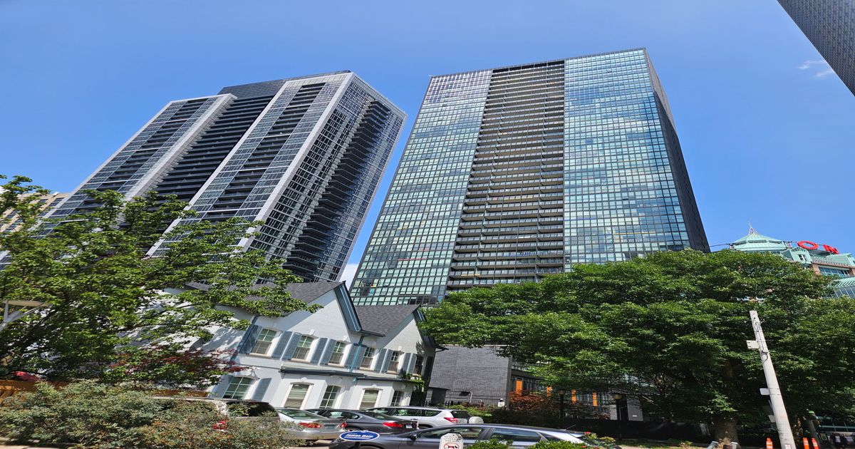 110 Charles Street E Toronto