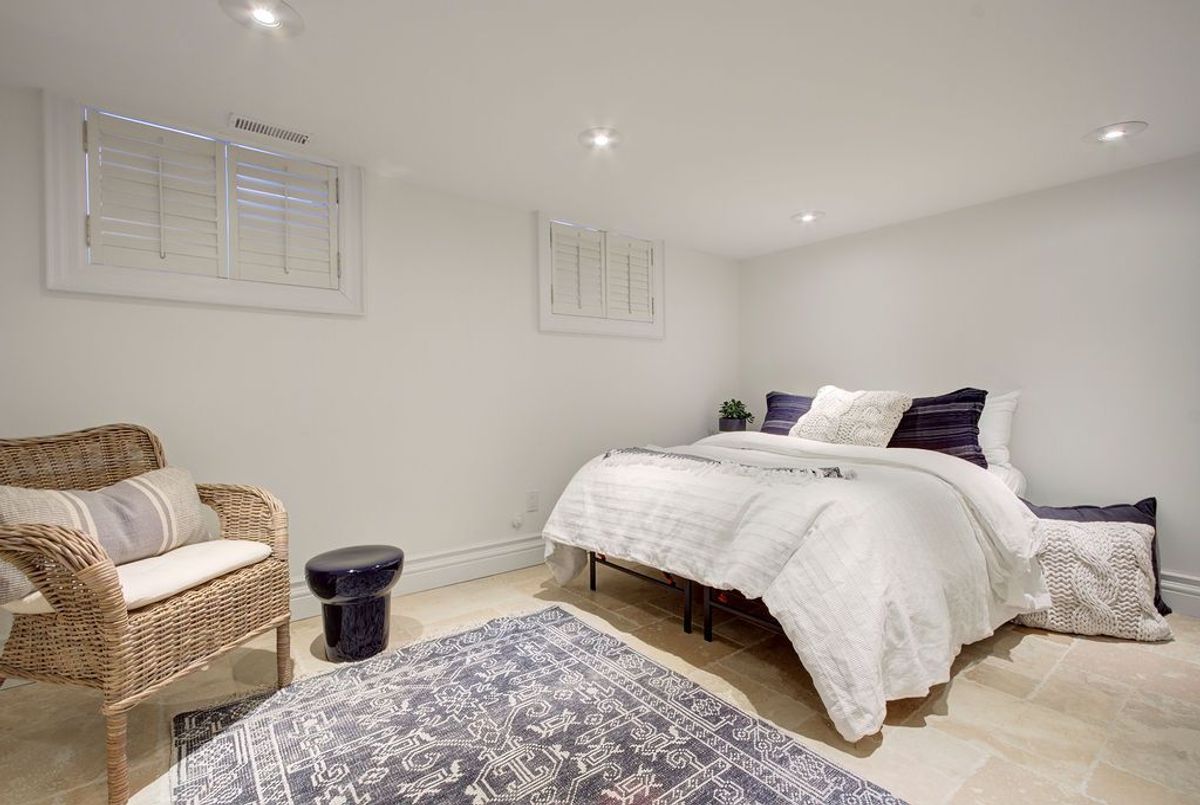 19 Whitney Avenue Toronto 19 Whitney Avenue Toronto