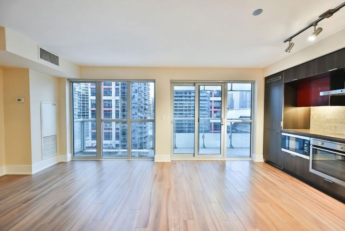 300 Front Street W Toronto 300 Front Street W Toronto