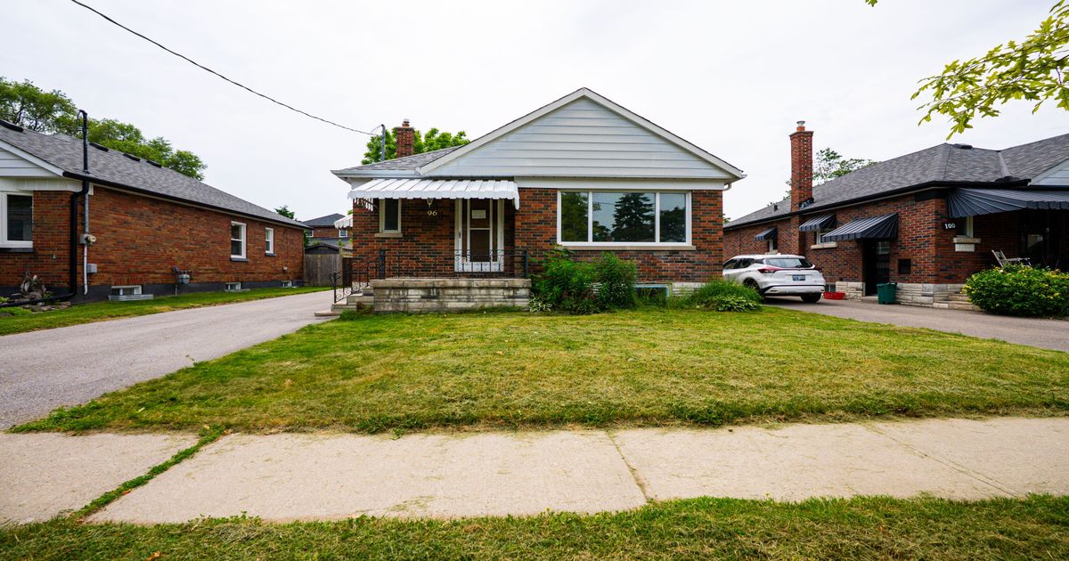 96 Oakes Avenue Oshawa