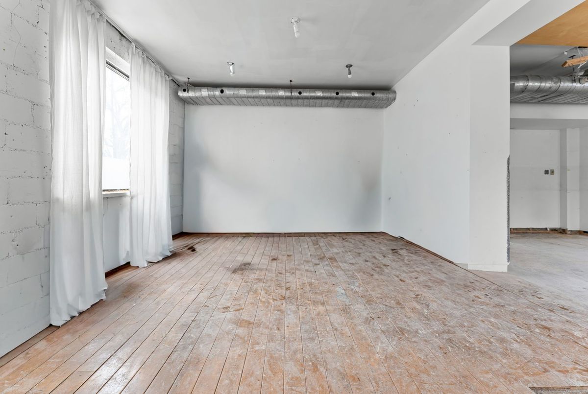 1558 Queen Street E Toronto 1558 Queen Street E Toronto