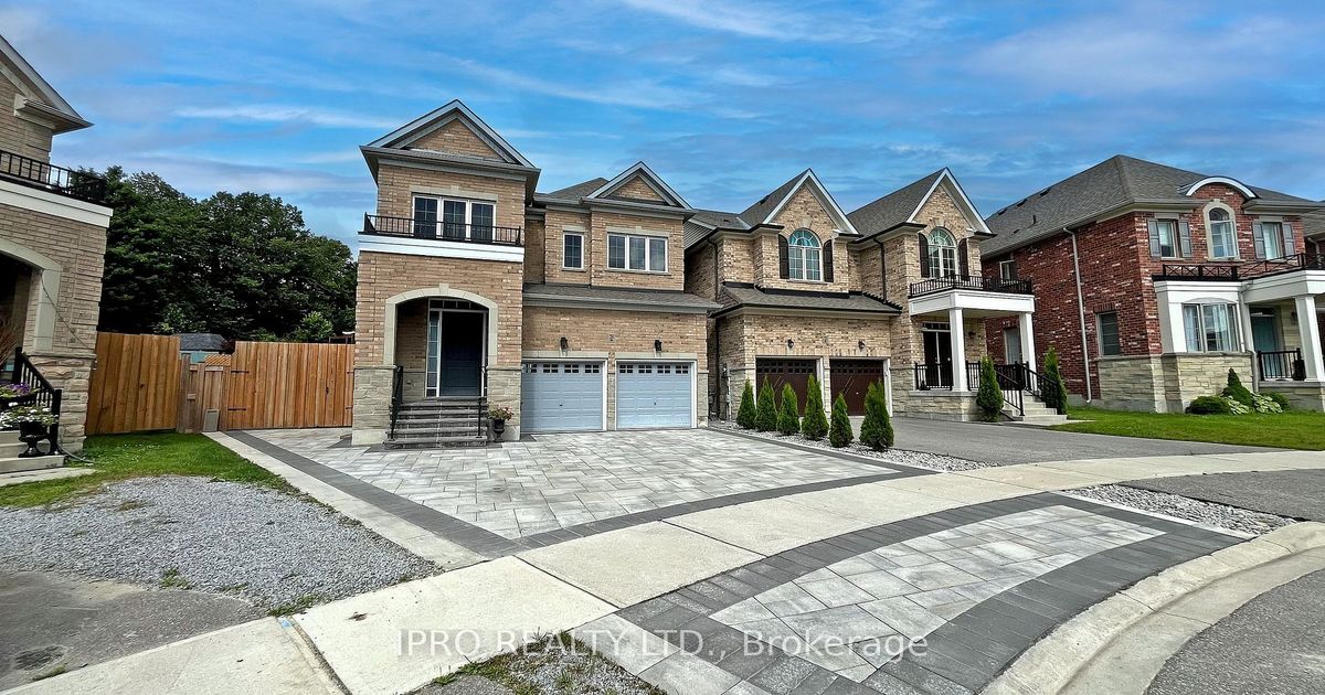 20 Clara May Avenue East Gwillimbury