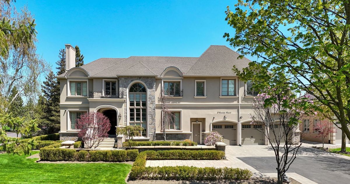 3 Curran Court King