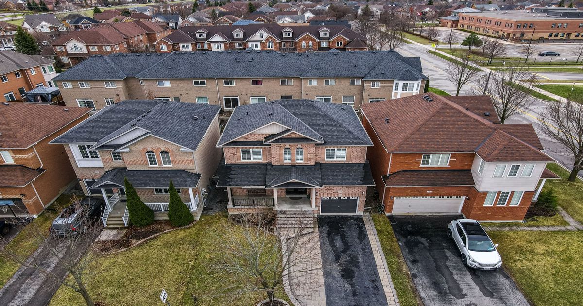 112 Watkins Glen Crescent Aurora