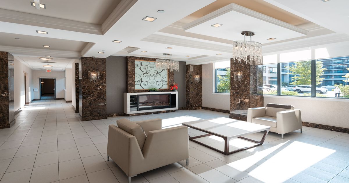 372 Highway 7 N/A E Richmond Hill