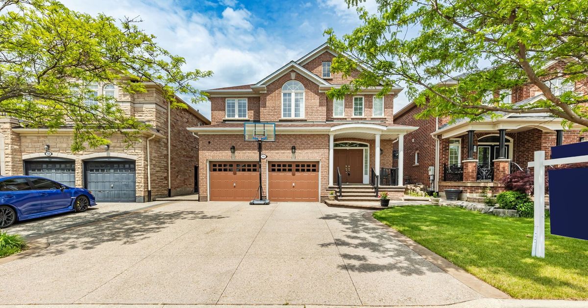 16 Venice Gate Drive Vaughan