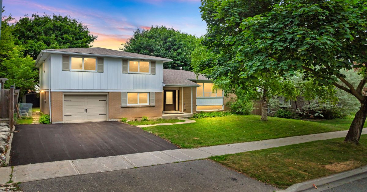 2 Hill Drive Aurora