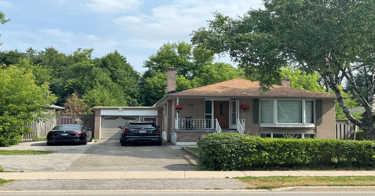 33 Aurora Heights Drive Aurora