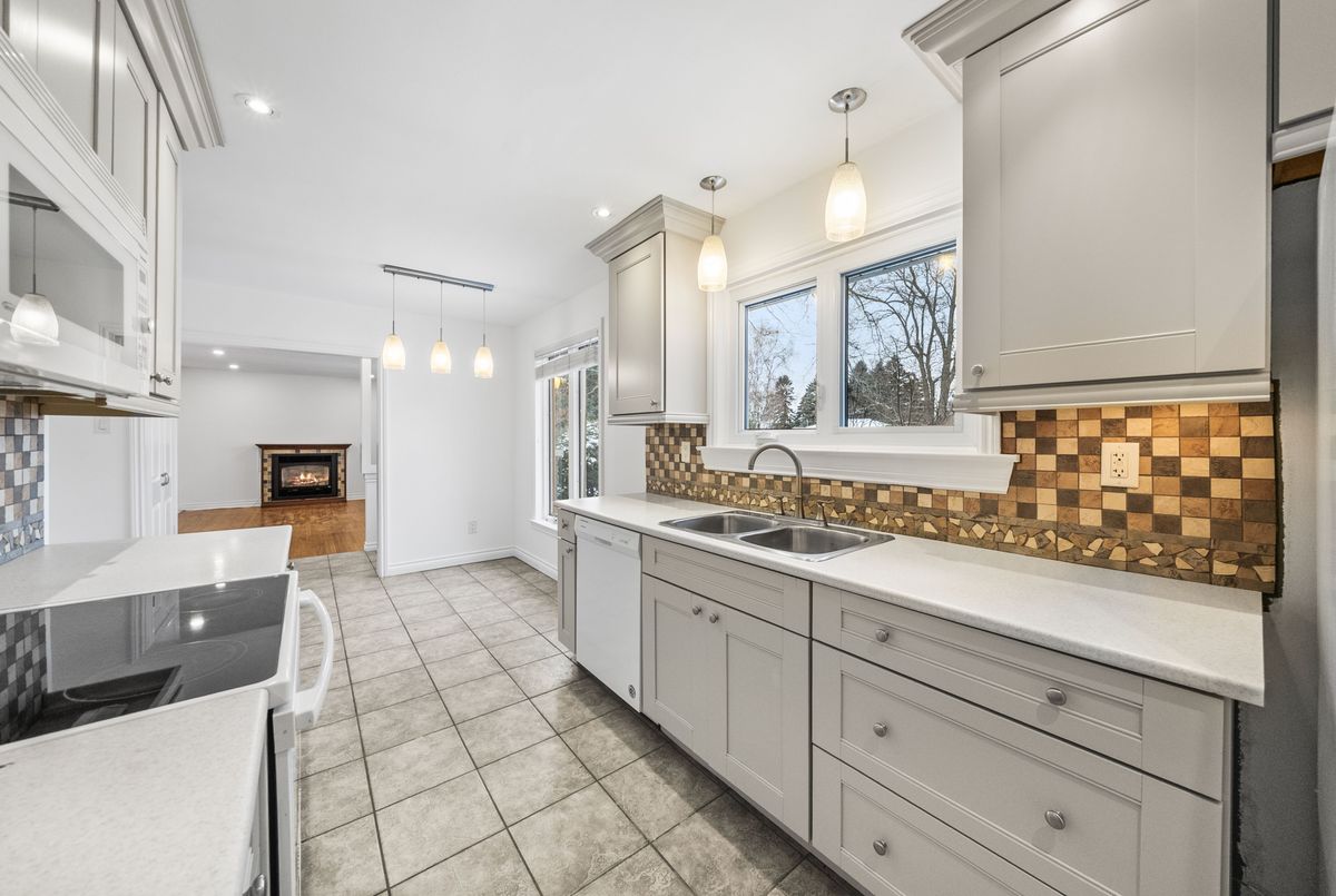 49 May Avenue East Gwillimbury 49 May Avenue East Gwillimbury