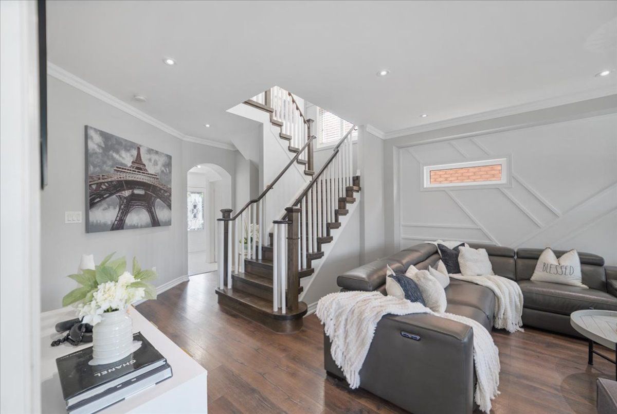 28 West Park Avenue Bradford West Gwillimbury 28 West Park Avenue Bradford West Gwillimbury