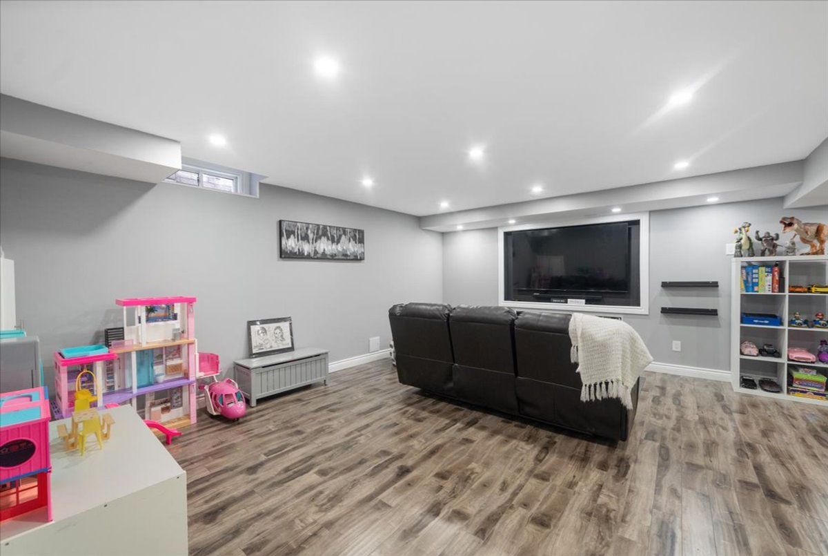 28 West Park Avenue Bradford West Gwillimbury 28 West Park Avenue Bradford West Gwillimbury