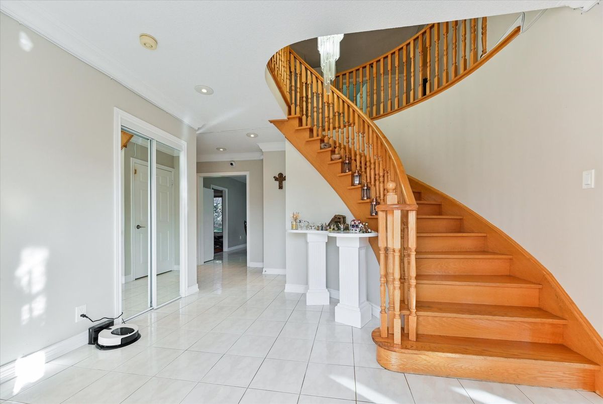 581 Wycliffe Avenue Vaughan 581 Wycliffe Avenue Vaughan