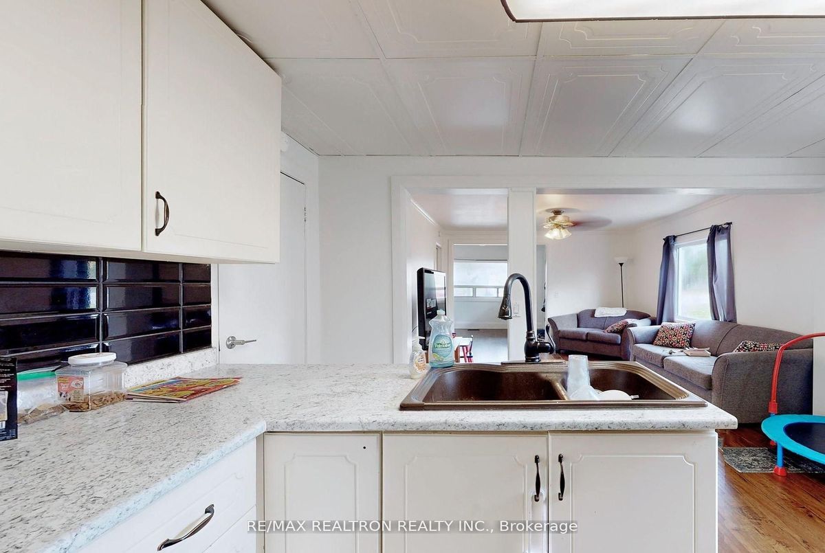 156 The Queensway Street S Georgina 156 The Queensway Street S Georgina