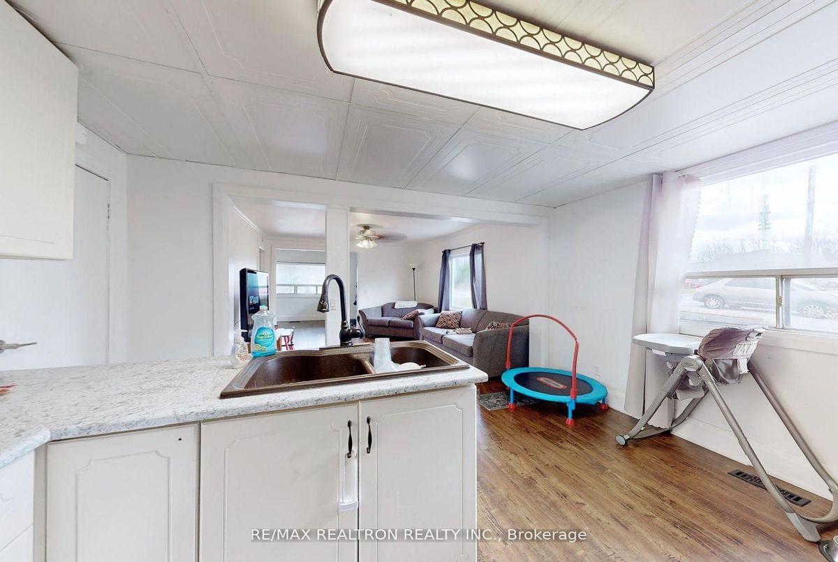 156 The Queensway Street S Georgina 156 The Queensway Street S Georgina