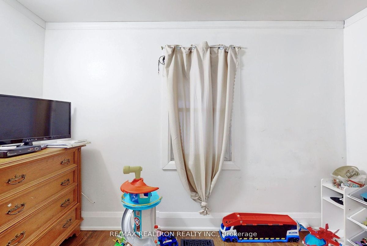 156 The Queensway Street S Georgina 156 The Queensway Street S Georgina