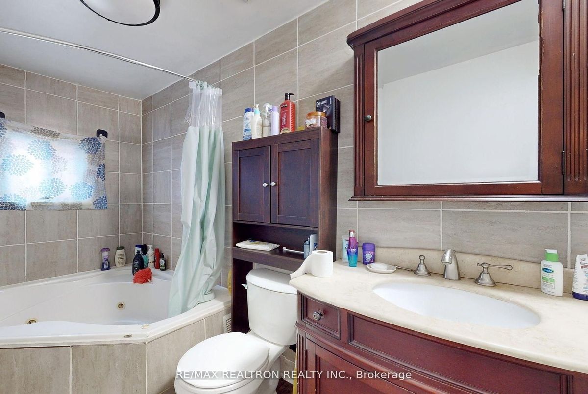 156 The Queensway Street S Georgina 156 The Queensway Street S Georgina