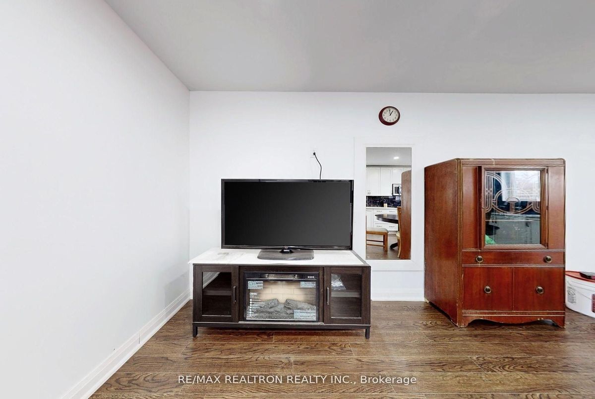 156 The Queensway Street S Georgina 156 The Queensway Street S Georgina