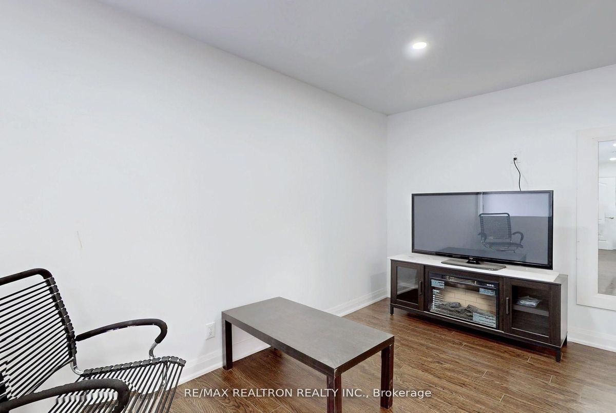 156 The Queensway Street S Georgina 156 The Queensway Street S Georgina