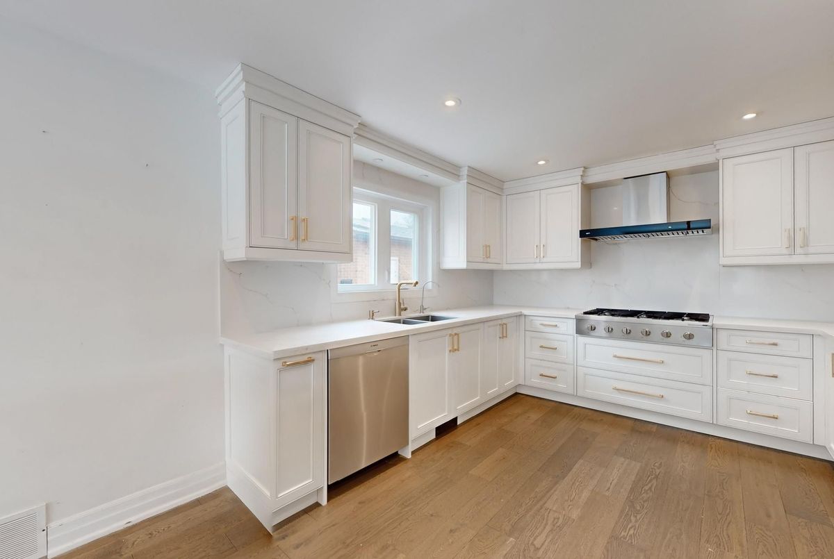 98 Golf Links Drive Aurora 98 Golf Links Drive Aurora